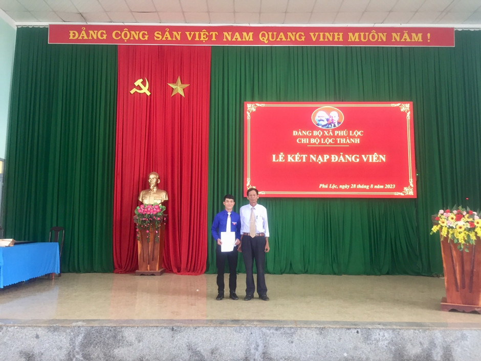 Bí thư Chi bộ Lộc Thành trao Quyết định cho Đảng viên mới